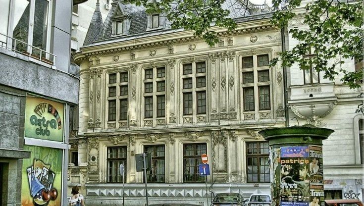 Parte per la Romania con 300 euro al mese: 12 anni dopo acquista uno dei palazzi più antichi di Bucarest per farne un'accademia italiana