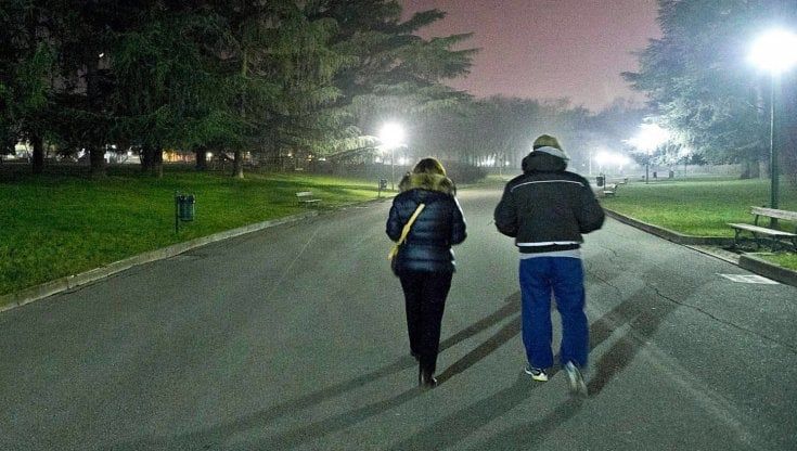 A Bologna luci più basse in parchi e strade per ridurre i consumi. Il Comune: "Sicurezza garantita"
