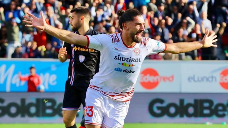 Serie B: Catanzaro ko a Como e il Parma scappa via, Pirlo beffato nel recupero dal Sudtirol