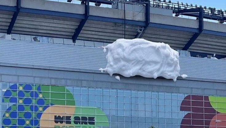 Lo sponsor dello stadio non si deve vedere, la scritta Gillette nascosta con la schiuma da barba
