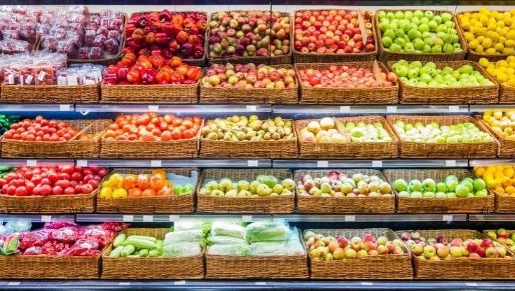 Covid, il virus resta a lungo sulla superficie di alcuni alimenti: ecco quali