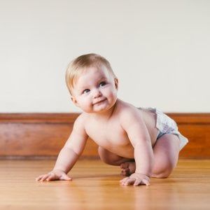 Confermati i timori delle mamme: i bimbi gattonano in una nuvola di polvere