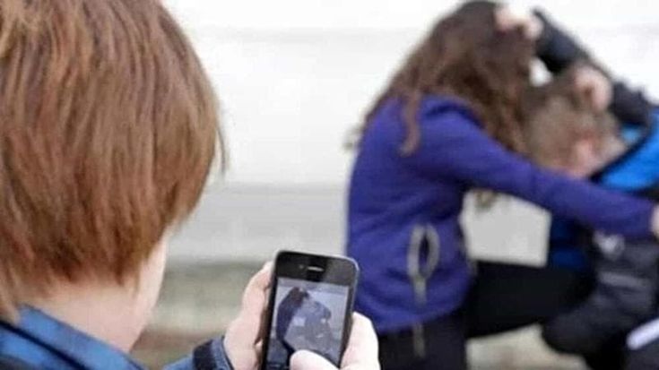 “Device, guerre, siti porno e isolamento: siamo in un baratro educativo”