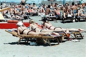 "Ade" porta la grande afa <br />le spiagge prese d'assalto