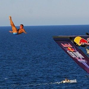 Polignano, i campioni mondiali dei tuffi per Red bull cliff diving: c'è anche Tania Cagnotto