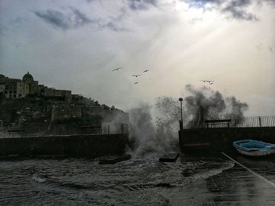 Ischia, lo spettacolo dello scirocco: mare invade piazzale, temperature in rialzo
