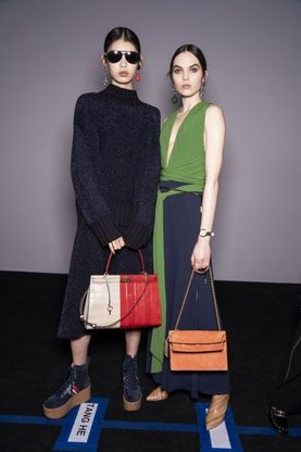 Colour block: come creare un look accostando colori pieni a contrasto