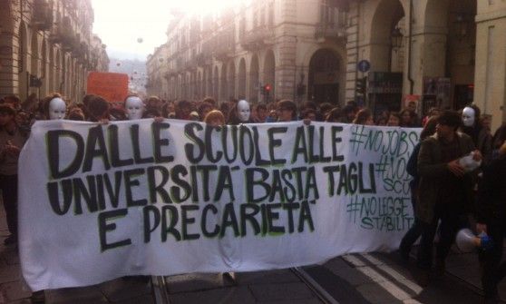 "Sciopero sociale" duemila studenti in corteo per le vie di Torino
