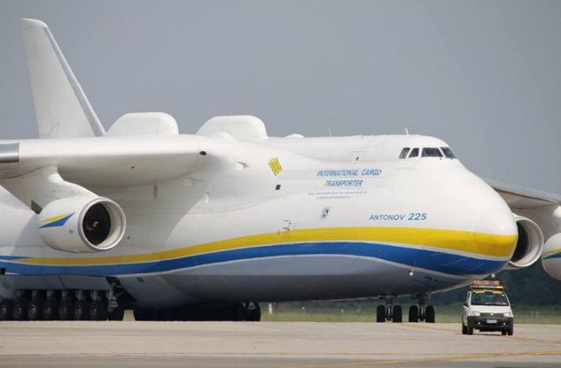 Malpensa, atterra l'aereo più grande del mondo: gli scatti dei fan