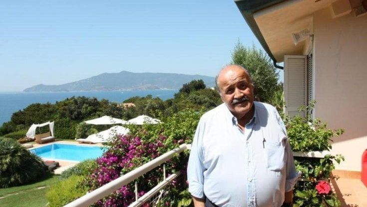 La villa di Ansedonia di Maurizio Costanzo e Maria De Filippi. Tra cani, gatti e le stanze per gli amici: "Il mio paradiso è qui"
