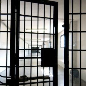 Coronavirus: c'è il primo positivo nelle carceri campane e nell'istituto penitenziario casertano scoppia la protesta 
