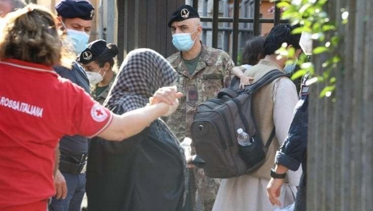 Afghanistan, il doppio fronte dell'aiuto italiano: cosa sta facendo per chi è arrivato e per chi è rimasto 