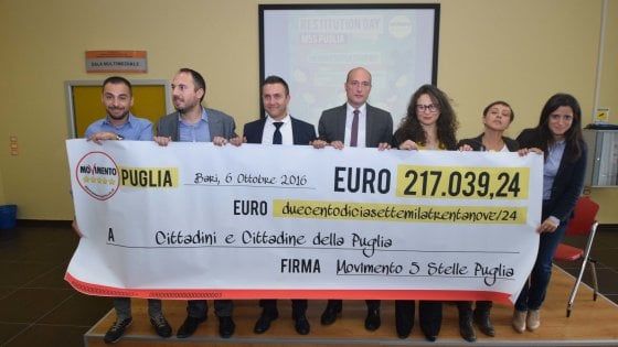 Bari, i 5 Stelle non vogliono Emiliano al 'restitution day': "Al posto di apparire si tagli lo stipendio"