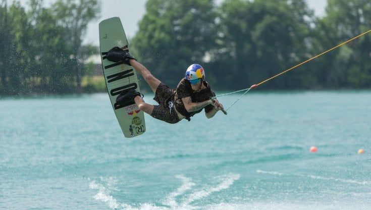 Sport e acrobazie: il Wakeboard vola in Darsena a Milano