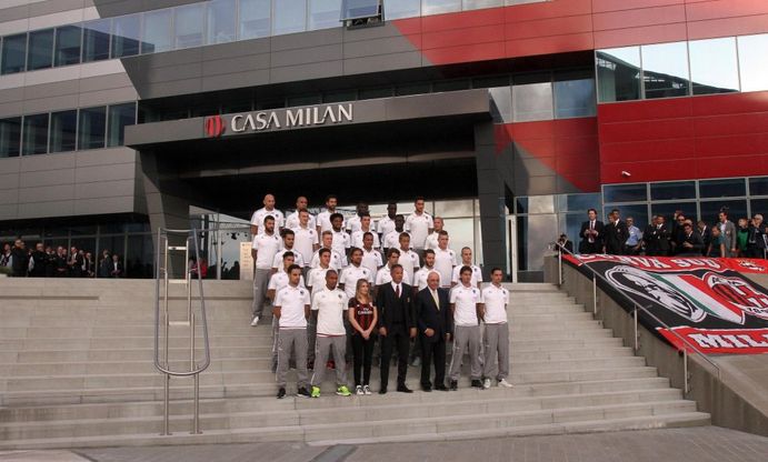Milan, presentata la squadra: Mihajlovic scherza, i tifosi contestano Galliani