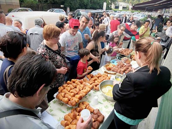Milano, alla pasticceria napoletana si accende la festa del babà