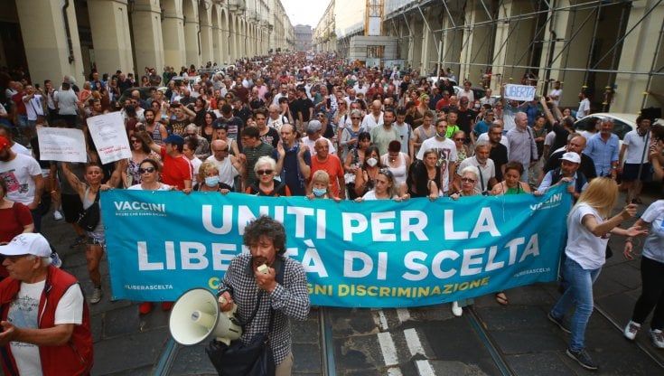 Torino, No Vax in corteo in centro con Forza Nuova, Casapound ed esponenti dei centri sociali