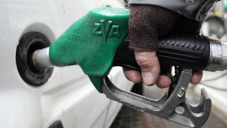La benzina oltre i 2 euro: stangata per famiglie e imprese