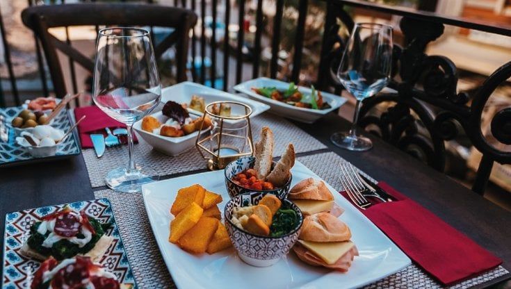 Natale a Bari, guida alternativa all'aperitivo della vigilia: dal brindisi nella chiesetta sconsacrata alla variante Tex Mex
