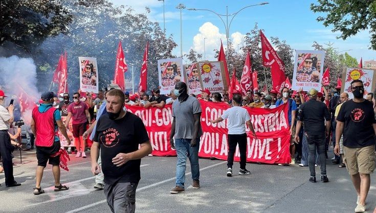 Il corteo a Novara,  gli immigrati della logistica e la protesta in nome di Adil: “Qui come l’Africa un secolo fa”