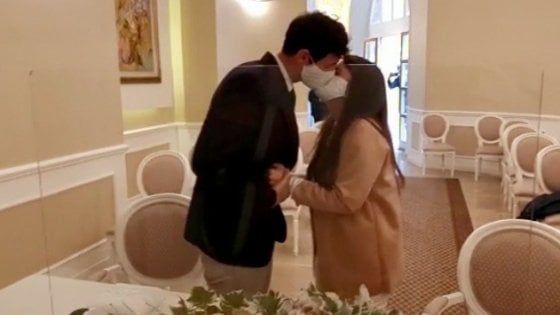 Coronavirus, a Foggia il sì di Ciro e Roberta: bacio con la mascherina e parenti in videochiamata