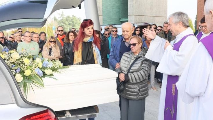 Centinaia di persone per l’addio a Fabio Tosi: “Eri il nostro ninja”. La compagna: “Viveva la nostra casa come una piccola fortezza di felicità”
