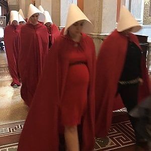 Mantelli rossi e copricapo, la protesta contro la legge sull'aborto ispirata ai "Racconti dell'ancella" di Margaret Atwood
