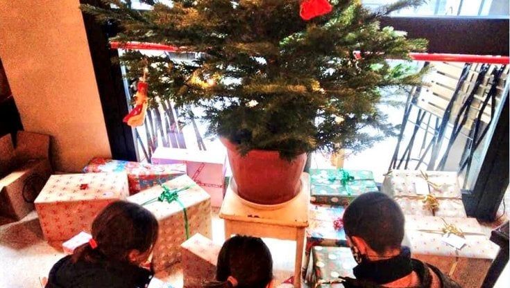 Una sciarpa, un dolce e un biglietto gentile: ecco la "Scatola di Natale" per solidarietà