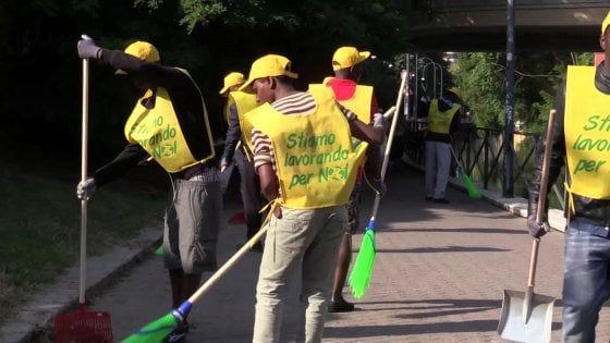Milano, 350 rifugiati-spazzini in strada per pulire le periferie. 'Pronti a darci da fare'