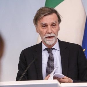 Graziano Delrio: "Bus, treni e più metro, un piano da 30 miliardi per rilanciare i trasporti"