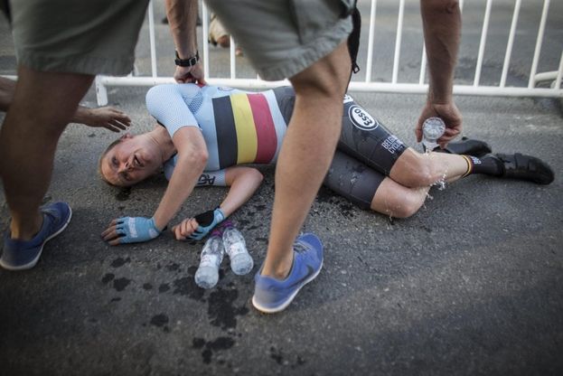 Mondiali ciclismo, troppo caldo a Doha: e gli atleti finiscono stremati