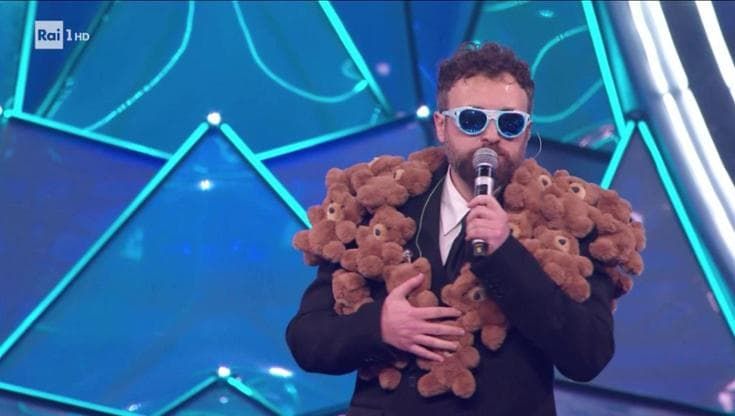 L'appello di Dargen D'Amico dal palco dell'Ariston: "Cessate il fuoco"