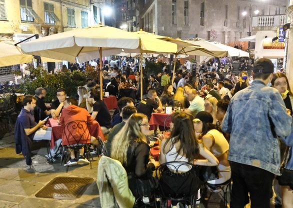 Genova, la festa dei ragazzi nella prima notte senza coprifuoco
