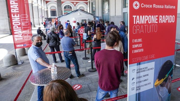 Insegnanti in coda in farmacia per fare il tampone, boom di richieste per tornare a scuola