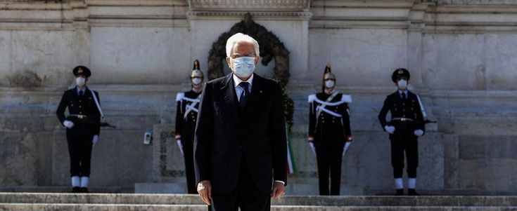 Festa del 25 aprile, Mattarella da solo con la mascherina all'altare della Patria: "I valori della Resistenza sono la nostra riserva etica"