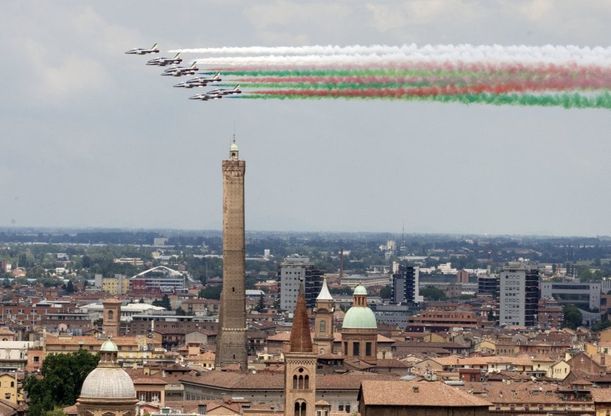Verde, bianco e rosso sopra le Due torri: le Frecce tricolori su Bologna