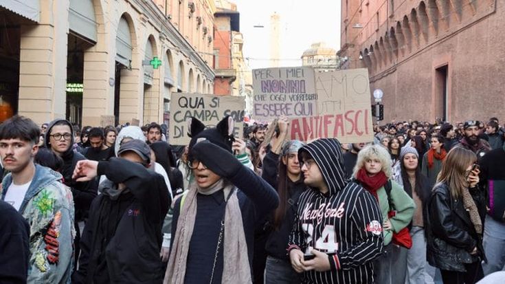 L’Italia scende in piazza: da Torino a Napoli, tutti i cortei di domani