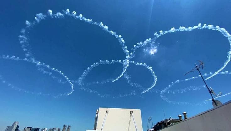 Tokyo 2020, l’esercitazione della pattuglia acrobatica giapponese: i jet "disegnano" i 5 cerchi olimpici