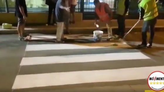 Gravina, attivisti M5S disegnano le strisce pedonali. Il sindaco: "Spenderemo il doppio per rifarle"