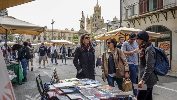 "La via dei librai": così la città da sfogliare scende per strada