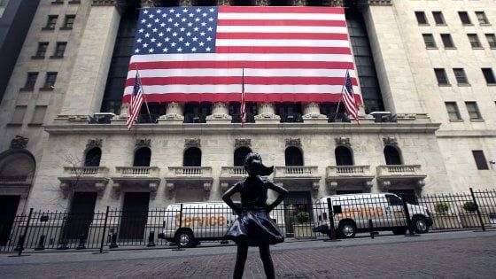Milano guadagna il 3%, spread in calo. Nuovi stimoli dalla Banca del Giappone. Petrolio ancora ko
