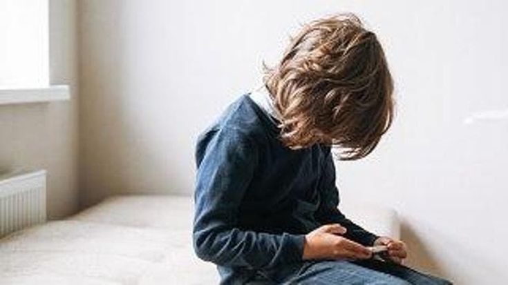 Dipendenze social, “Mio figlio era allegro e sportivo. L’ho visto devastarsi chiuso in camera”