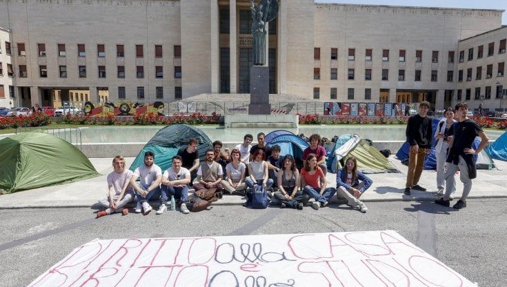 Roma, gli studenti in tenda sfidano il temporale: "Seicento euro per una stanza è negarci il diritto allo studio"