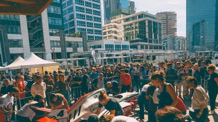 Overdrive a Napoli, in 30mila al Centro direzionale per le supercar