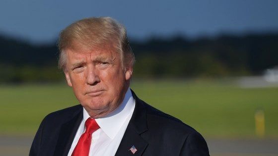 Il tweet di Trump: il presidente Usa posta una gif in cui colpisce Hillary con una pallina da golf
