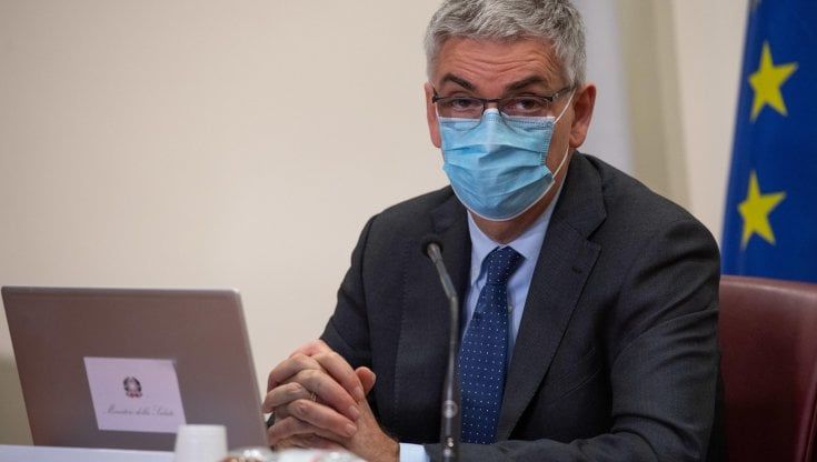 Covid, Brusaferro: "La curva dei contagi inizia a decrescere ma molto lentamente. Campagna vaccinale funziona"