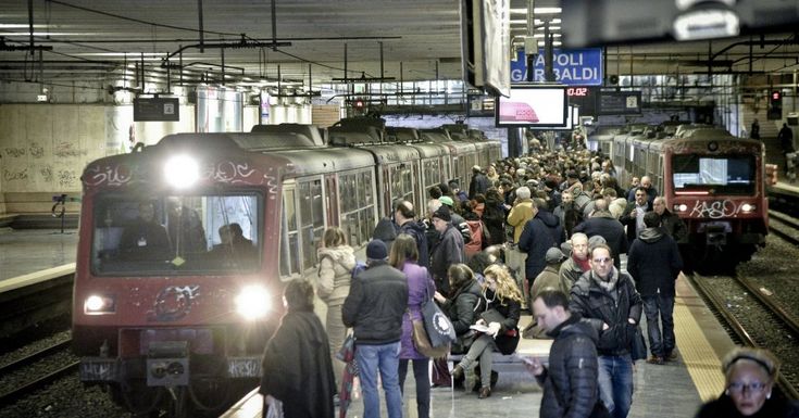 Circumvesuviana nel caos. Protestano i capitreno corse soppresse, ritardi e file 