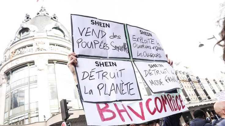 La Francia sospende il portale online di Shein, ma il negozio apre a Parigi tra le proteste