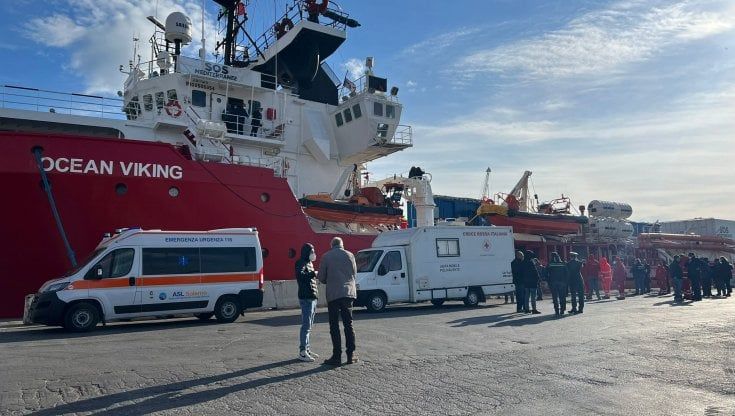 Salerno, Ocean Viking arrivata al porto con 92 persone: ci sono 48 minori non accompagnati