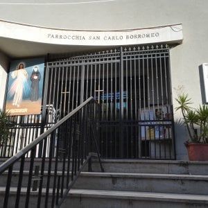 Bari, raid vandalico nella chiesa di San Carlo Borromeo. Il parroco: "Un atto intimidatorio"